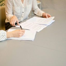 Проверка и подписание документов за столом