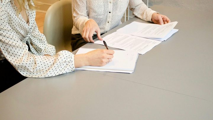 Проверка и подписание документов за столом