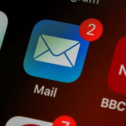 Значок приложения электронной почты на смартфоне
