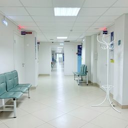 Pusty korytarz placówki medycznej