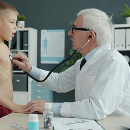 Ребёнок с мамой на приёме у врача