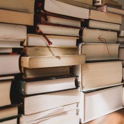 Стопки книг в Варшаве