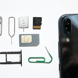 SIM-карты, лоток телефона и скрепка