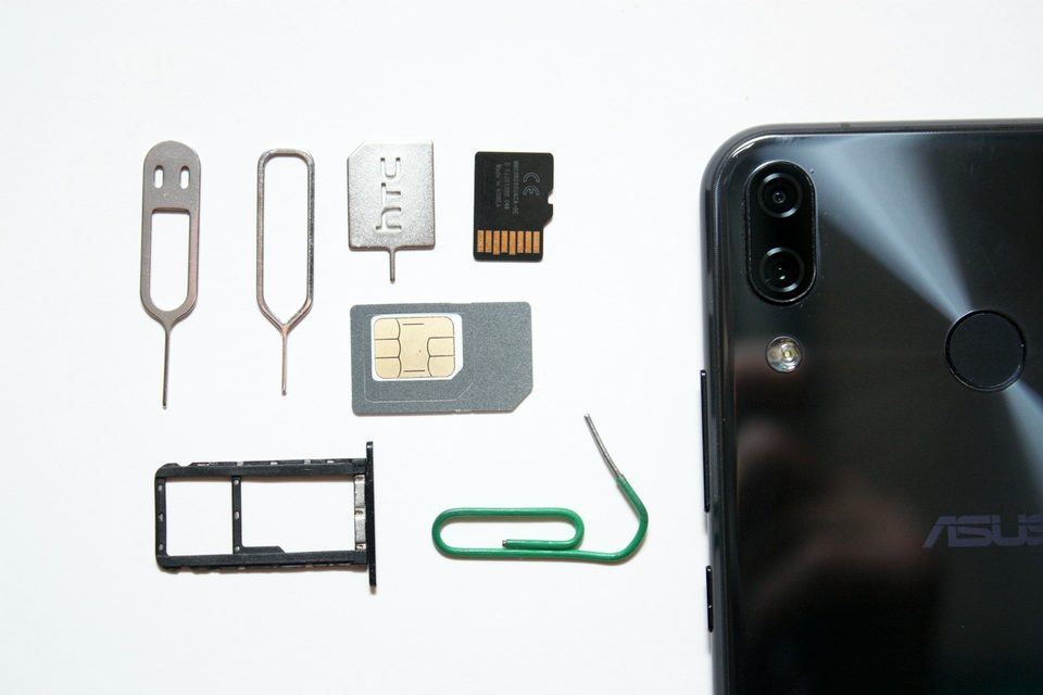 SIM-карты, лоток телефона и скрепка