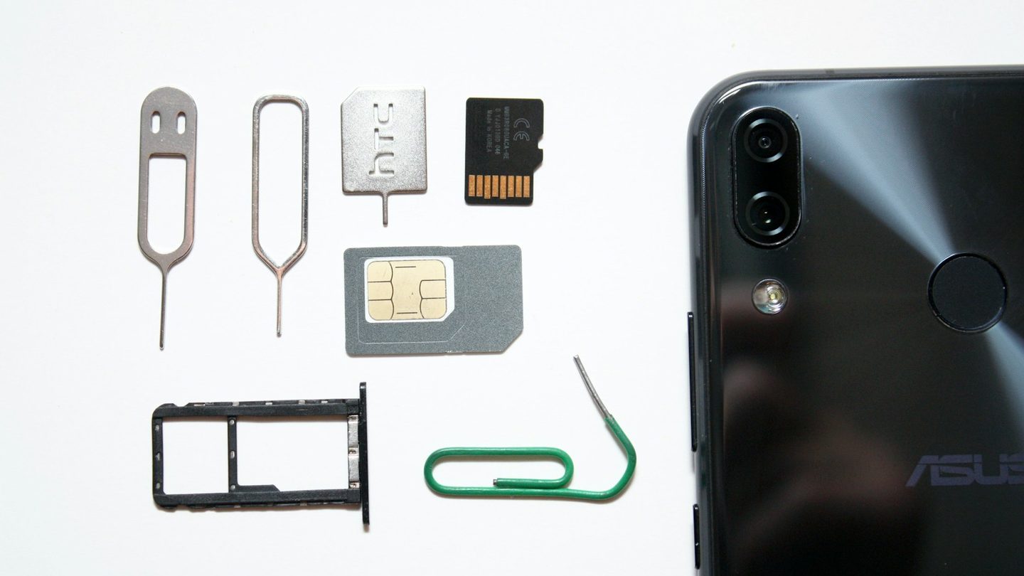 SIM-карты, лоток телефона и скрепка