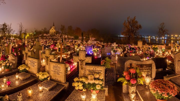 Огни лампадок на кладбище Святого Креста в Гнезно, архивный снимок 1 ноября 2017 года