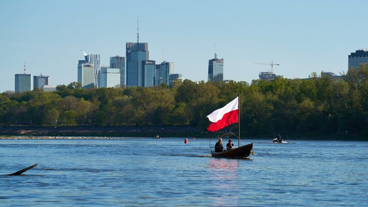 Польский флаг на Висле на фоне Варшавы, фотография Дня флага 2 мая 2026 года