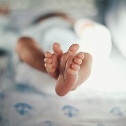 Ступни младенца крупным планом