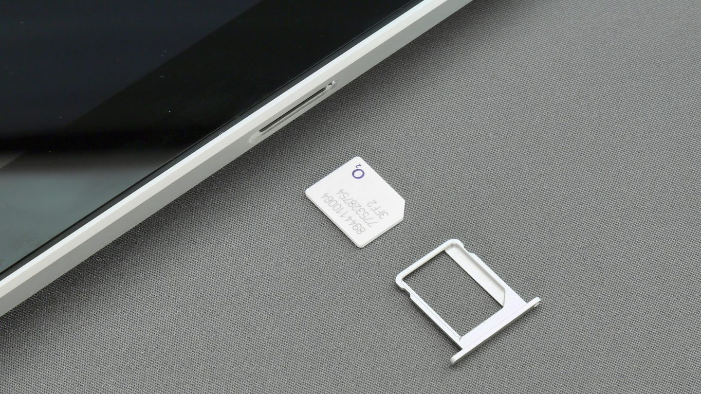 Телефон с выдвинутым лотком SIM-карты