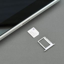 Телефон с выдвинутым лотком SIM-карты