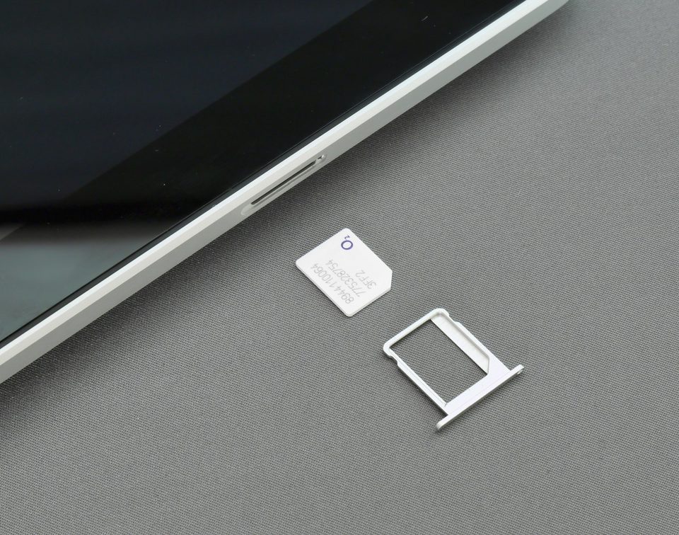 Телефон с выдвинутым лотком SIM-карты